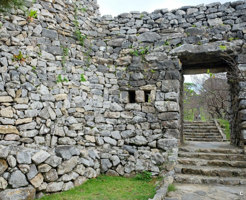 Château de Nakijin (Okinawa Honto), ancienne porte d'entrée principale Heiromon Château de Nakijin (Okinawa Honto), ancienne porte d'entrée principale Heiromon