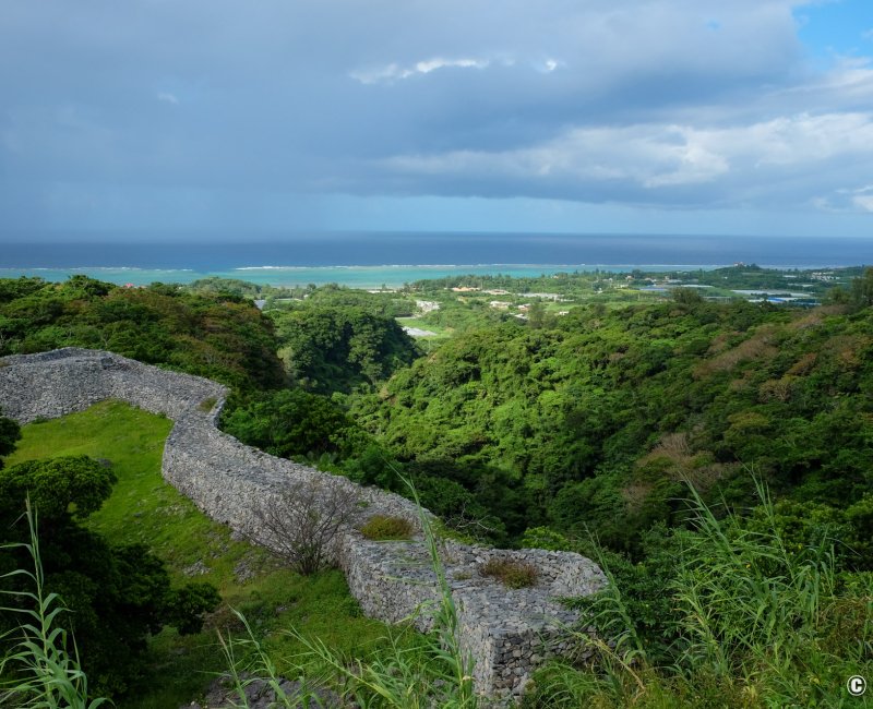 Château de Nakijin (Okinawa Honto), panorama sur les fortifications et la mer de Chine orientale Château de Nakijin (Okinawa Honto), panorama sur les fortifications et la mer de Chine orientale