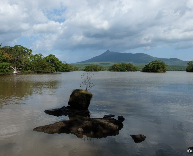 Parc d'Onuma (Hokkaido), vue sur le lac Onuma et le mont Komagatake 2