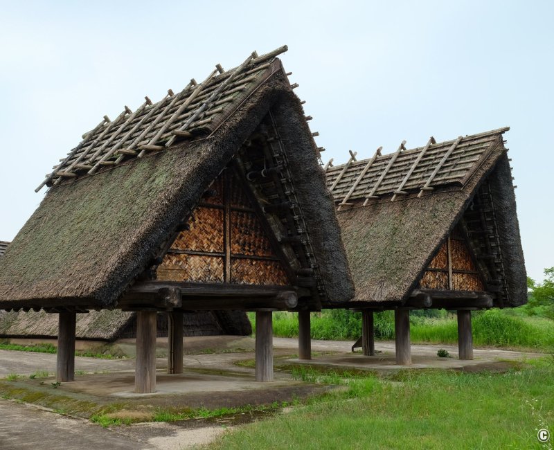 Site de Yoshinogari (Kanzaki, Saga), reconstitution de pavillons sur pilotis dans la zone des entrepôts Kura to Ichi Site de Yoshinogari (Kanzaki, Saga), reconstitution de pavillons sur pilotis dans la zone des entrepôts Kura to Ichi