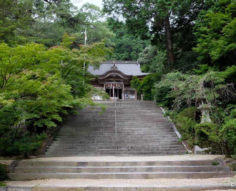 Niiyama-jinja (Kanzaki, Saga), escalier vers le pavillon principal du sanctuaire