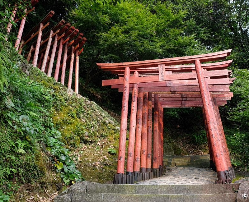 Yutoku Inari-jinja (Kashima, Saga), ascension via un tunnel de Torii rouges vers la zone Okunoin du sanctuaire Yutoku Inari-jinja (Kashima, Saga), ascension via un tunnel de Torii rouges vers la zone Okunoin du sanctuaire