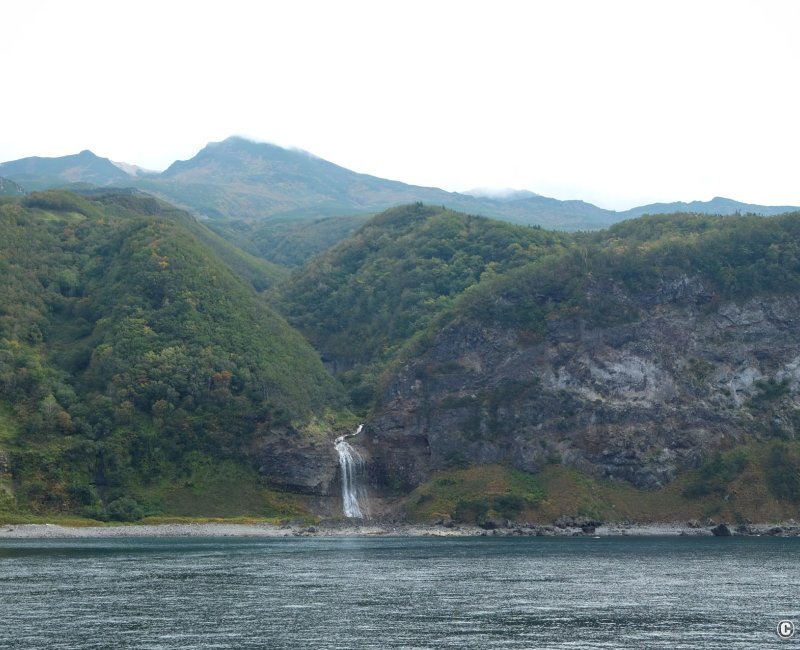  Shiretoko (Hokkaido), croisière depuis le port d’Utoro avec vue sur les chutes de Kamuiwakka et le mont Io dans les nuages 
