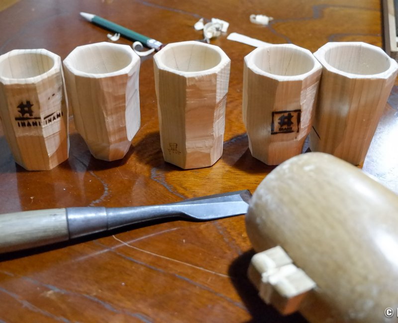Inami (Nanto, Toyama), atelier de création d'un verre à saké en bois Inami (Nanto, Toyama), atelier de création d'un verre à saké en bois