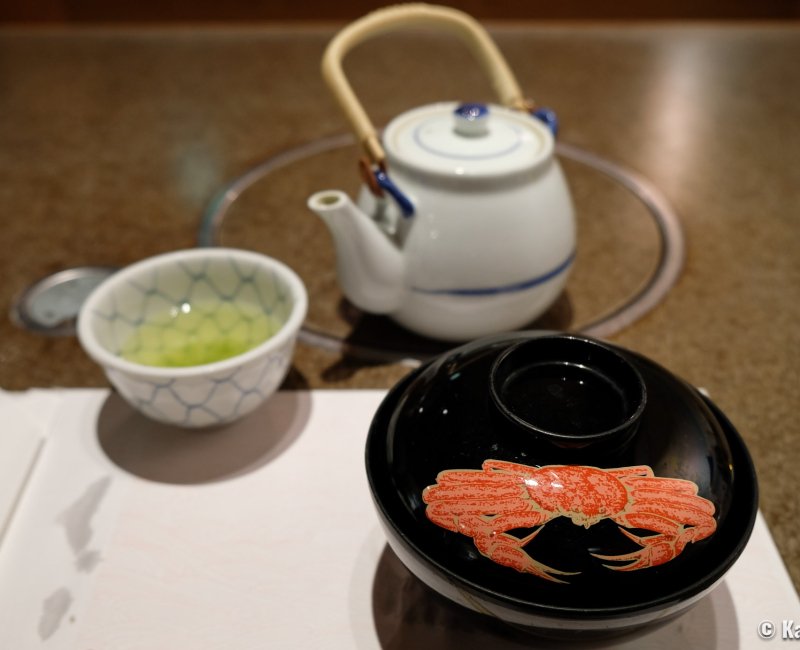 Kani Doraku Kyoto Honten (Kyoto), thé vert et vaisselle de table décorée d'un crabe Kani Doraku Kyoto Honten (Kyoto), thé vert et vaisselle de table décorée d'un crabe