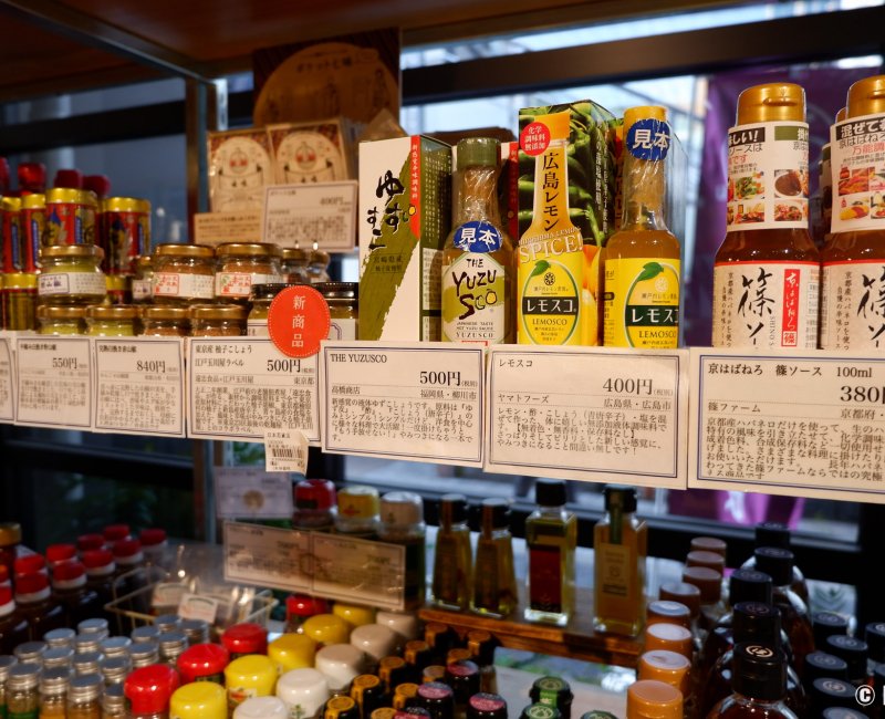 Chabara Aki-Oka Marche (Tokyo), rayon de sauces et assaisonnements japonais Chabara Aki-Oka Marche (Tokyo), rayon de sauces et assaisonnements japonais