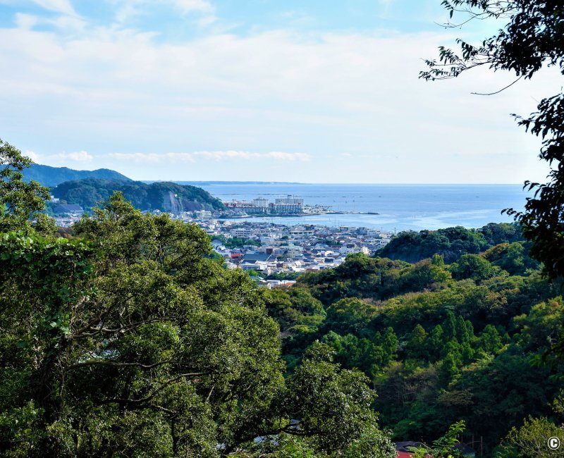 Randonnée Daibutsu (Kamakura), vue sur la côté de Shonan avec Zushi en toile de fond Randonnée Daibutsu (Kamakura), vue sur la côté de Shonan avec Zushi en toile de fond