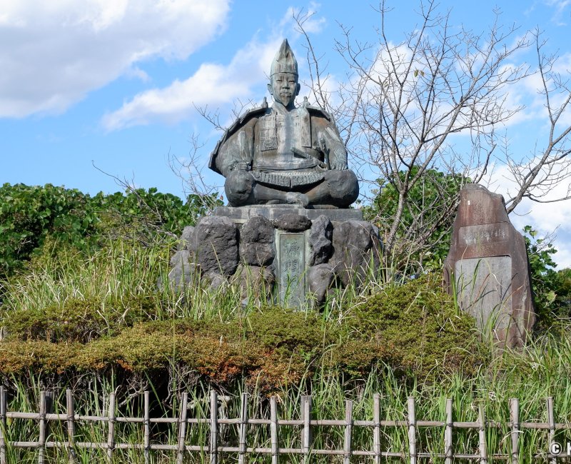 Randonnée Daibutsu (Kamakura), statue de Minamoto no Yoritomo au parc Genjiyama Koen  Randonnée Daibutsu (Kamakura), statue de Minamoto no Yoritomo au parc Genjiyama Koen