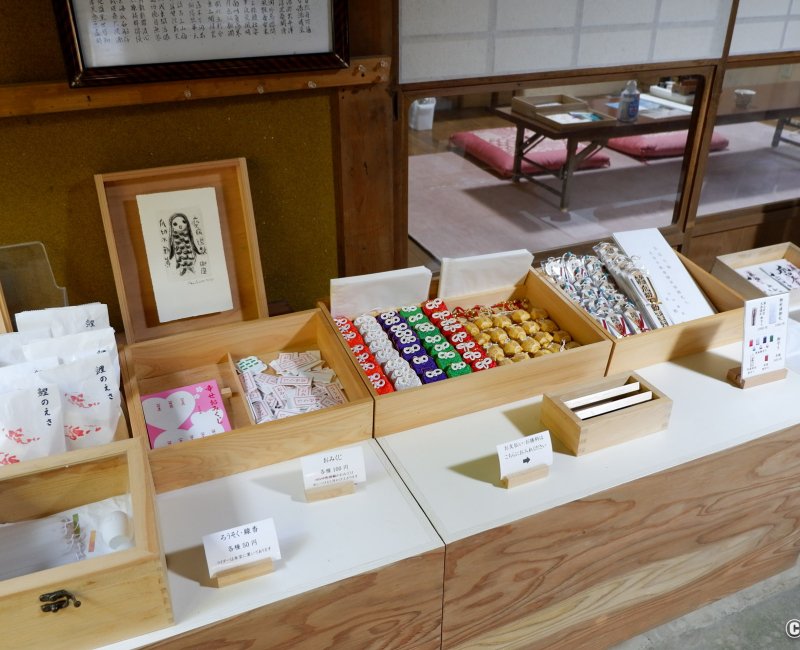 Tsumekiri Fudoson (Shima), comptoir de vente libre d'amulettes Omamori du temple Tsumekiri Fudoson (Shima), comptoir de vente libre d'amulettes Omamori du temple