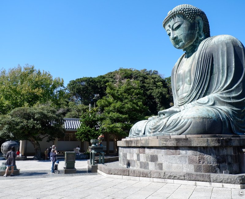 Kotoku-in (Kamakura), fidèles en train de prier devant le Daibutsu Kotoku-in (Kamakura), fidèles en train de prier devant le Daibutsu