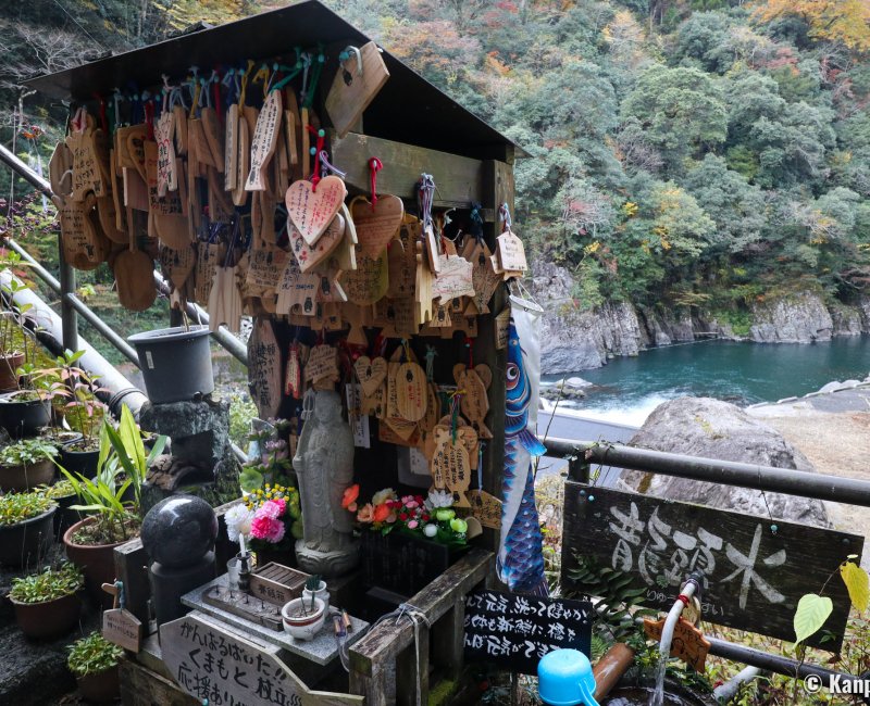 Tsuetate Onsen (Kumamoto), autel avec statue de Jizo du pont couvert Momiji-bashi Tsuetate Onsen (Kumamoto), autel avec statue de Jizo du pont couvert Momiji-bashi
