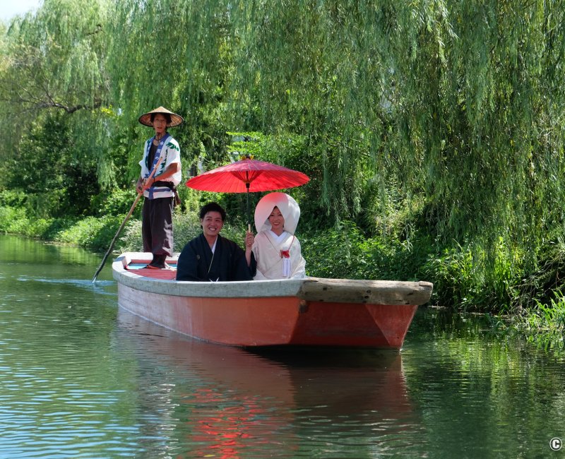 Yanagawa (Fukuoka), couple en kimono de mariage en croisière sur les canaux Yanagawa (Fukuoka), couple en kimono de mariage en croisière sur les canaux
