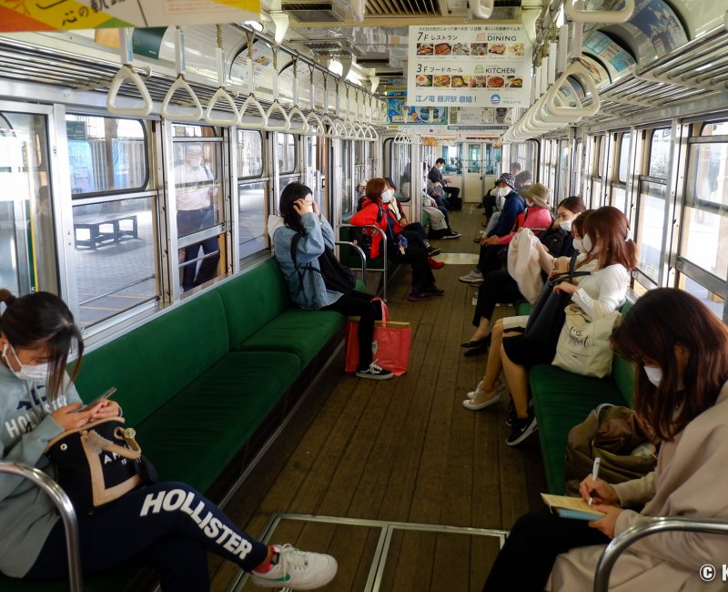 Kamakura, passagers masqués dans le train Enoden