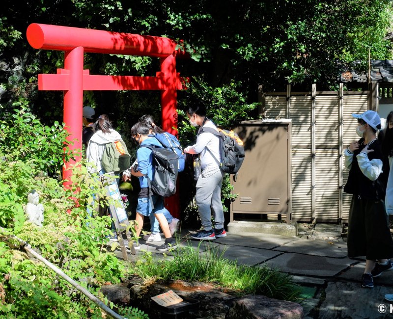 Kamakura, groupe scolaire masqué en visite au temple Hase-dera