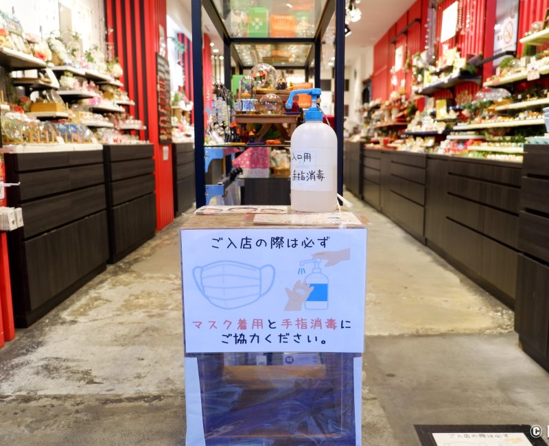 Kamakura, présentoir avec gel hydroalcoolique et demande du port du masque à l'entrée d'une boutique