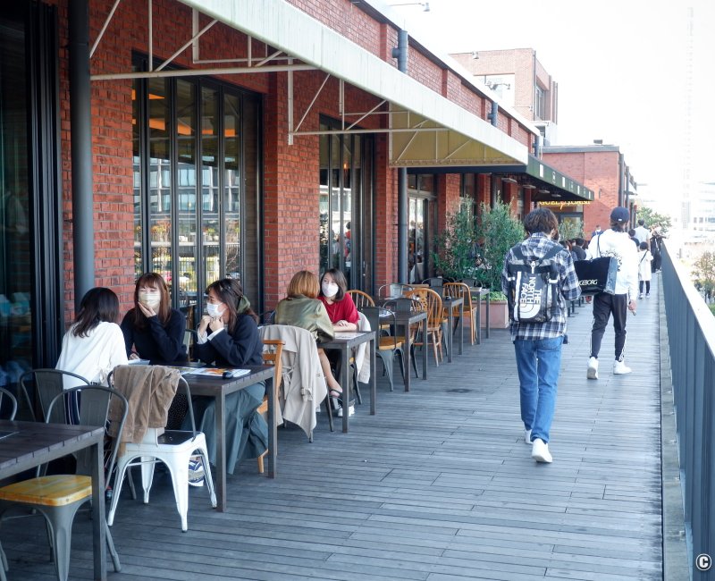 Yokohama, clients masqués et attablés à une terrasse de café dans le quartier de Minato Mirai 21