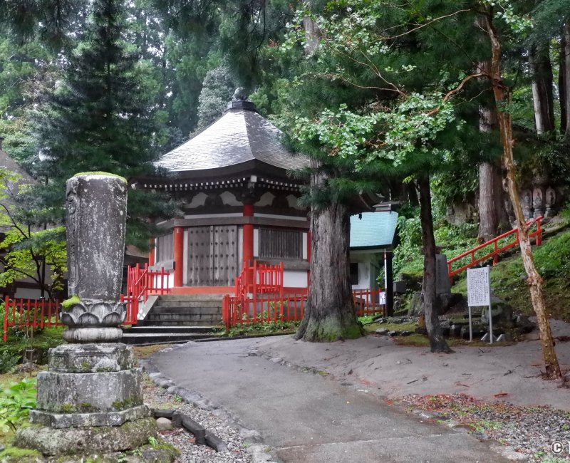 Oiwasan Nisseki-ji (Toyama), pavillon hexagonal Dainichido du temple