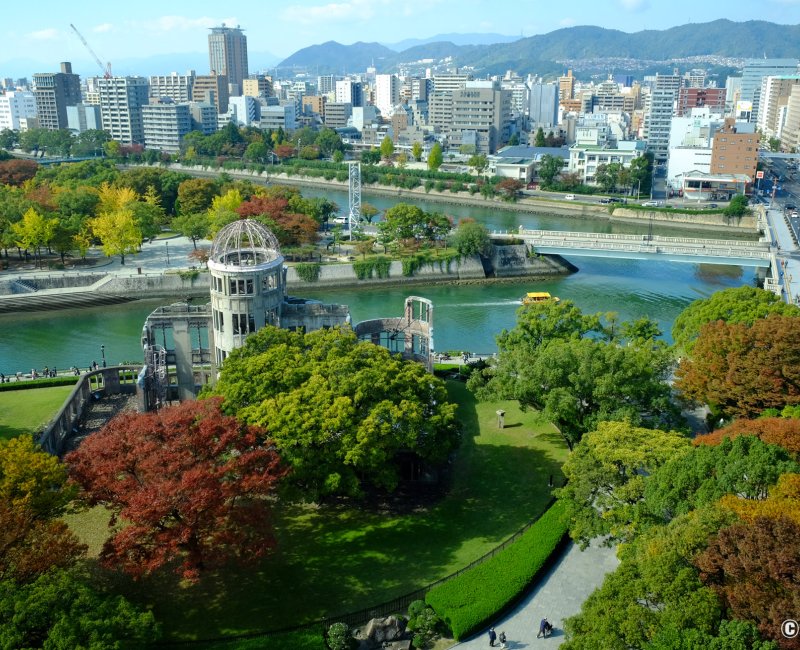 Hiroshima Orizuru Tower, vue panoramique sur le dôme de Genbaku et le parc de la Paix Hiroshima Orizuru Tower, vue panoramique sur le dôme de Genbaku et le parc de la Paix