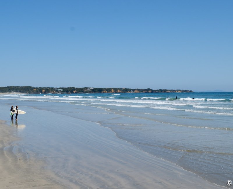 Shima (péninsule d'Ise, Mie), surfeurs sur les plages de Koushirahama et Ago-no-matsubara Shima (péninsule d'Ise, Mie), surfeurs sur les plages de Koushirahama et Ago-no-matsubara