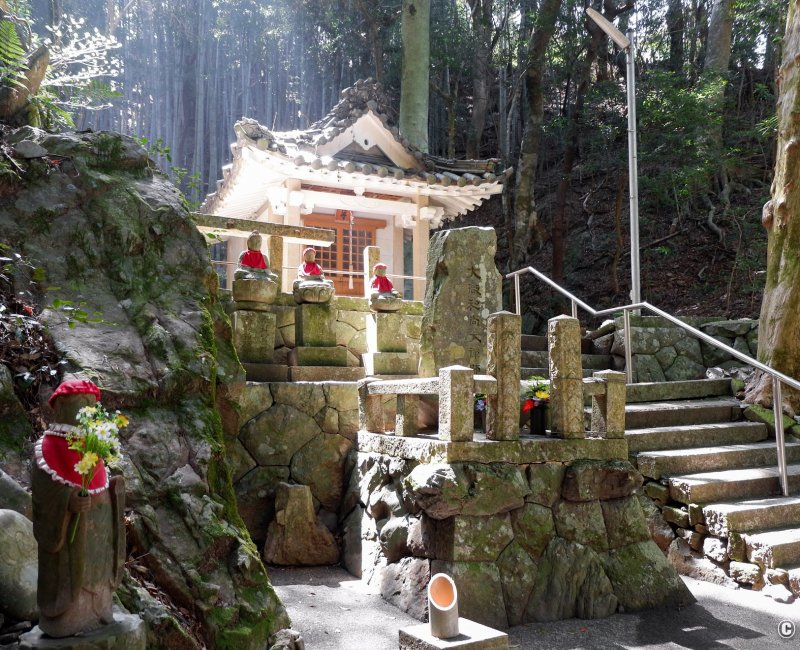 Shima (péninsule d'Ise, Mie), pavillon et statues de Jizo au temple Tsumekiri fudoson