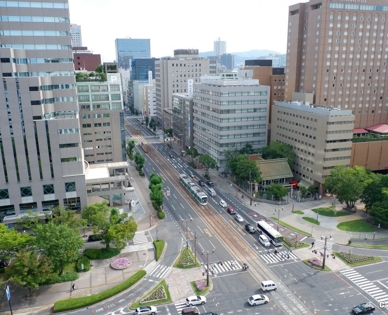 The Knot Hiroshima, vue sur les boulevards du centre-ville et le tramway depuis l'hôtel