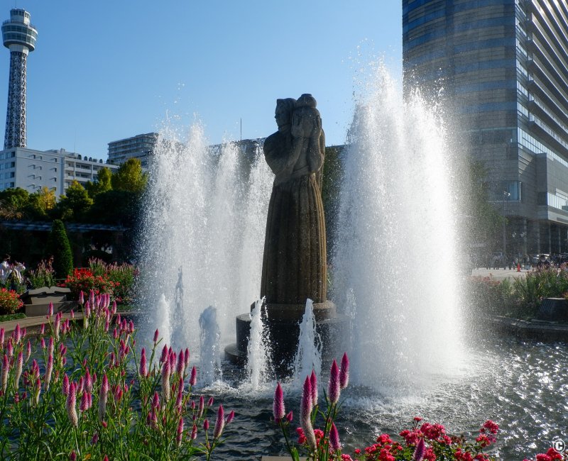 Parc Yamashita (Yokohama), fontaine avec la statue divinité gardienne de l’eau Parc Yamashita (Yokohama), fontaine avec la statue divinité gardienne de l’eau