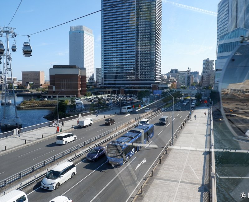 Yokohama Air Cabin, vue sur la ville pendant le trajet aérien Yokohama Air Cabin, vue sur la ville pendant le trajet aérien