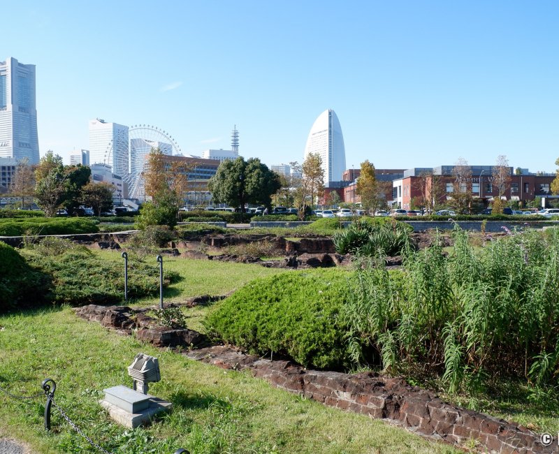 Entrepôt Akarenga Soko (Yokohama), parc avec les ruines d'une annexe de l'ancien bureau des douanes Entrepôt Akarenga Soko (Yokohama), parc avec les ruines d'une annexe de l'ancien bureau des douanes