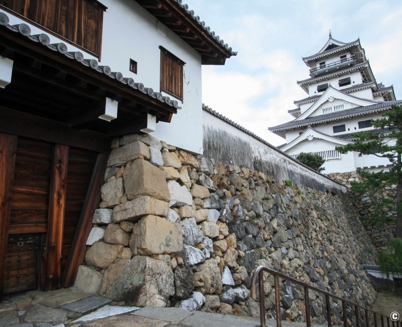 Château d'Imabari (Shikoku), porte, mur d'enceinte et donjon Tenshukaku Château d'Imabari (Shikoku), porte, mur d'enceinte et donjon Tenshukaku