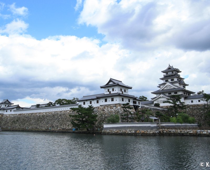 Château d'Imabari (Shikoku), donjon et bâtiments entourés par les douves Château d'Imabari (Shikoku), donjon et bâtiments entourés par les douves