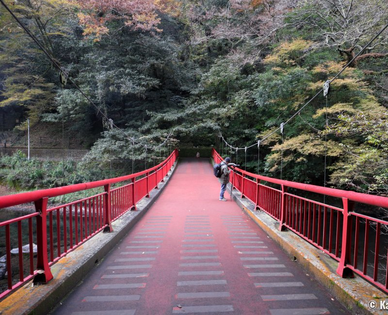 Gorge de Kikuchi (Kumamoto), pont suspendu rouge à l'entrée du site 2 Gorge de Kikuchi (Kumamoto), pont suspendu rouge à l'entrée du site 2
