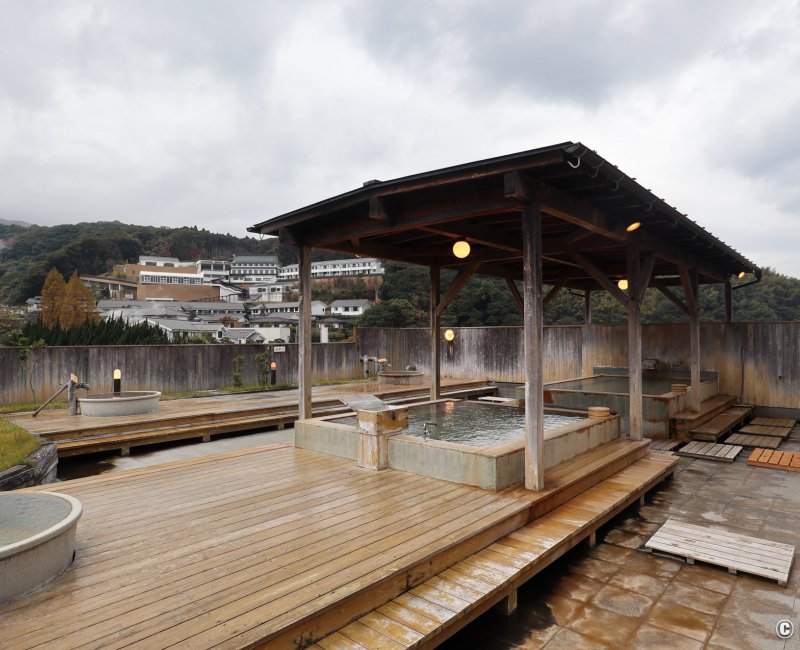Oniyama Hotel (Beppu), vue sur les bains Onsen sur le toit de l'hôtel 2 Oniyama Hotel (Beppu), vue sur les bains Onsen sur le toit de l'hôtel 2