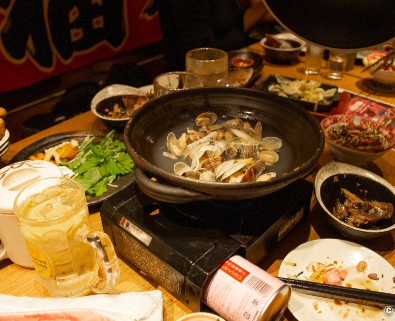 Marmite à fondue japonaise Nabe installée à table dans un Izakaya à Tokyo 