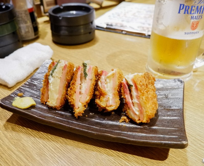 Assiette de cordon bleu à partager dans un Izakaya à Tokyo 