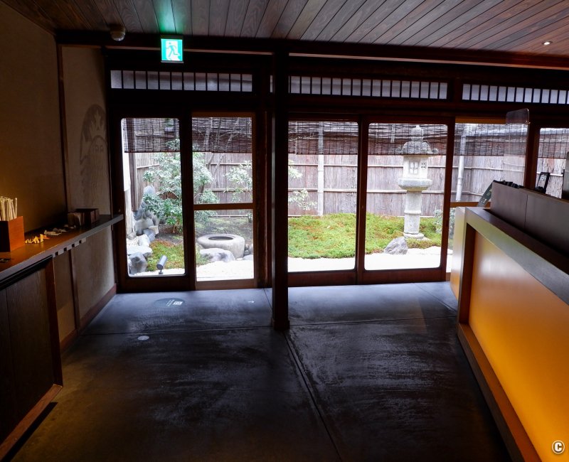 Starbucks Kyoto Ninenzaka Yasaka Chaya, 2ème comptoir pour retirer sa commande au rez-de-chaussée Starbucks Kyoto Ninenzaka Yasaka Chaya, 2ème comptoir pour retirer sa commande au rez-de-chaussée