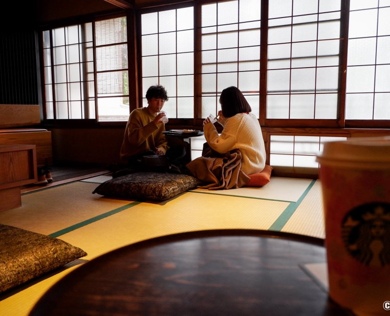 Starbucks Kyoto Ninenzaka Yasaka Chaya, salon en tatami pour consommer sur place 3 Starbucks Kyoto Ninenzaka Yasaka Chaya, salon en tatami pour consommer sur place 3
