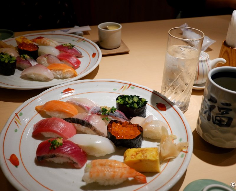 Sushidokoro Ginza Fukusuke Sunshine 60 (Tokyo), assortiments de sushi nigiri et gunkan-maki 2