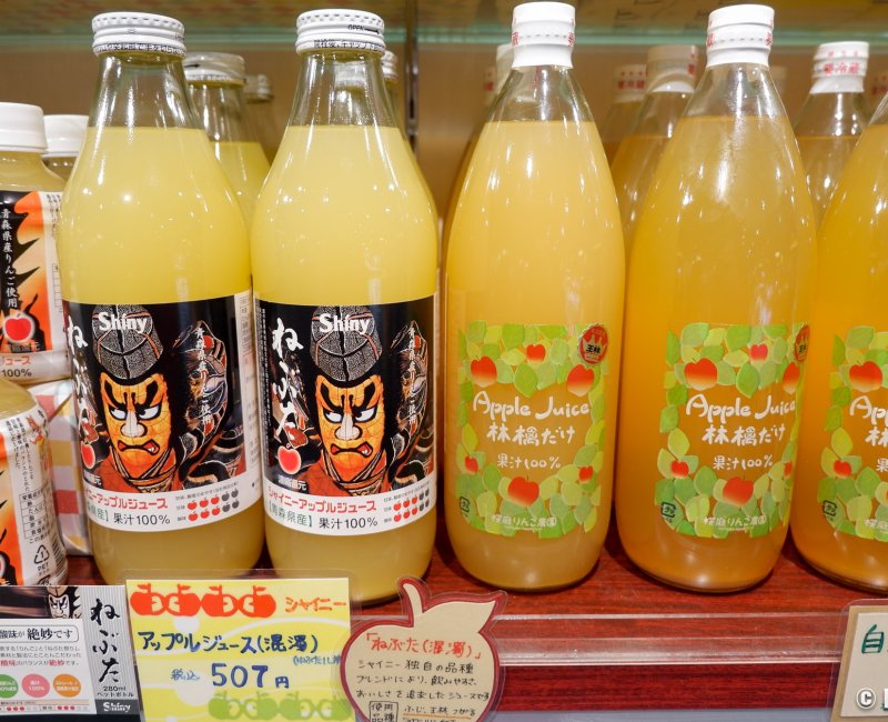 Gare de Shin-Aomori, bouteilles de jus de pomme dans un magasin de souvenirs Gare de Shin-Aomori, bouteilles de jus de pomme dans un magasin de souvenirs