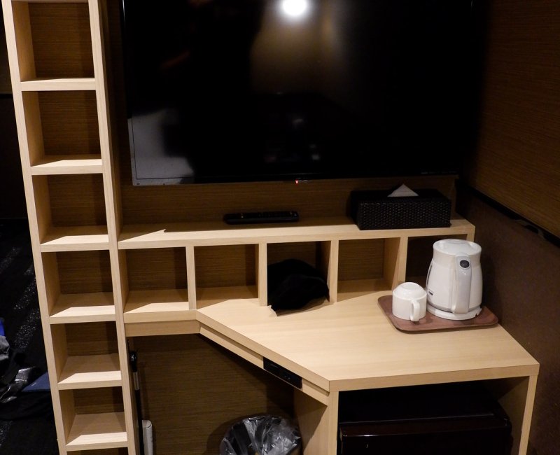 Hôtel Abest Ginza Kyobashi (Tokyo), détail du coin bureau de la chambre simple Hôtel Abest Ginza Kyobashi (Tokyo), détail du coin bureau de la chambre simple