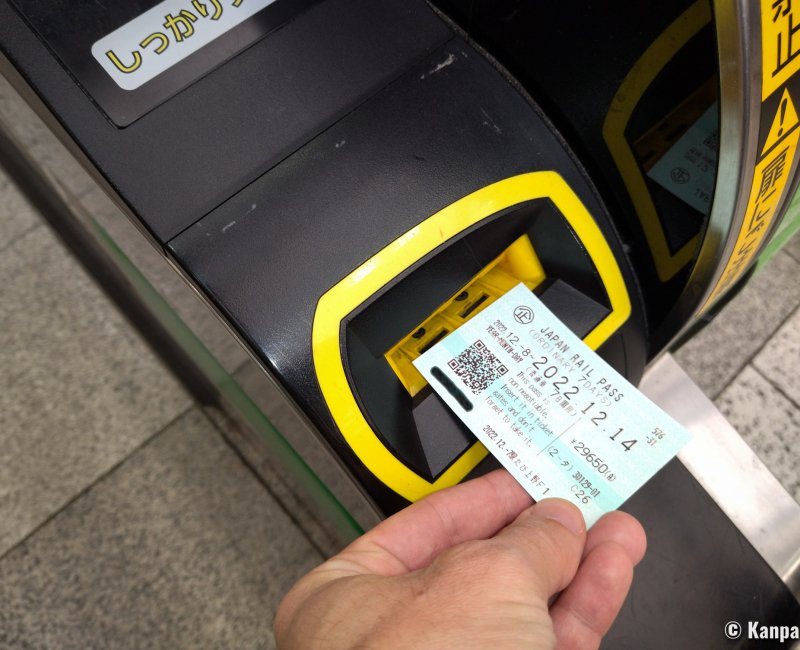 Passage du ticket Japan Rail Pass en 2022 dans les portiques d'accès aux voies Passage du ticket Japan Rail Pass en 2022 dans les portiques d'accès aux voies