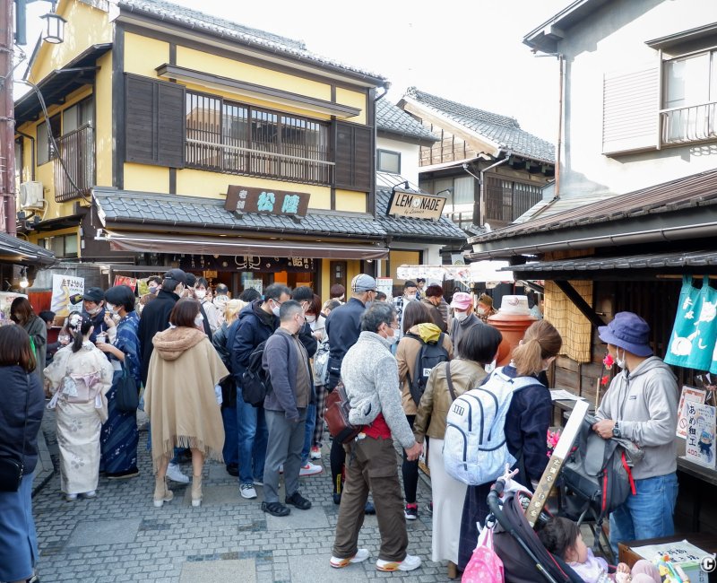 Kawagoe (Saitama), rues historiques de la ville bondées le week-end en période de sakura (2) Kawagoe (Saitama), rues historiques de la ville bondées le week-end en période de sakura (2)