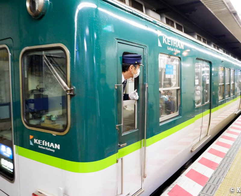 Gare de Yodoyabashi (Osaka), train Keihan à quai
