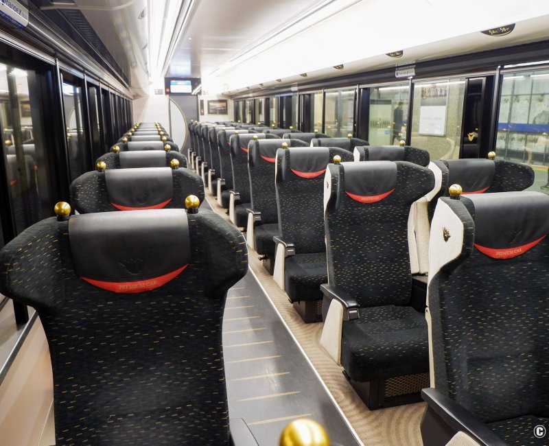 Gare de Yodoyabashi (Osaka), intérieur de la voiture Premium Car du train Keihan
