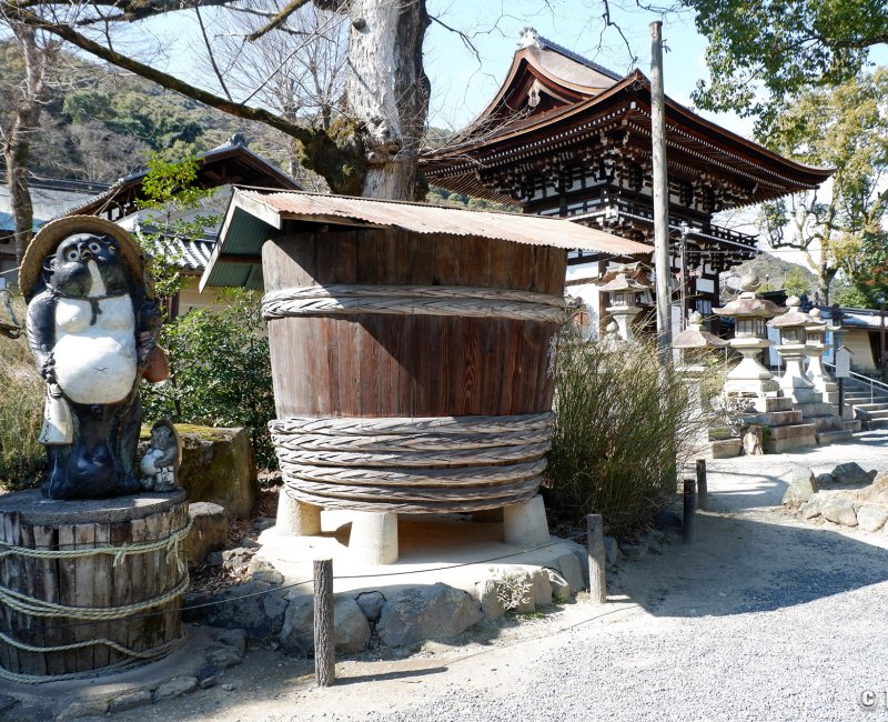 Matsunoo Taisha (Kyoto), tonneau de saké (Nihonshu) et statue de Tanuki Matsunoo Taisha (Kyoto), tonneau de saké (Nihonshu) et statue de Tanuki