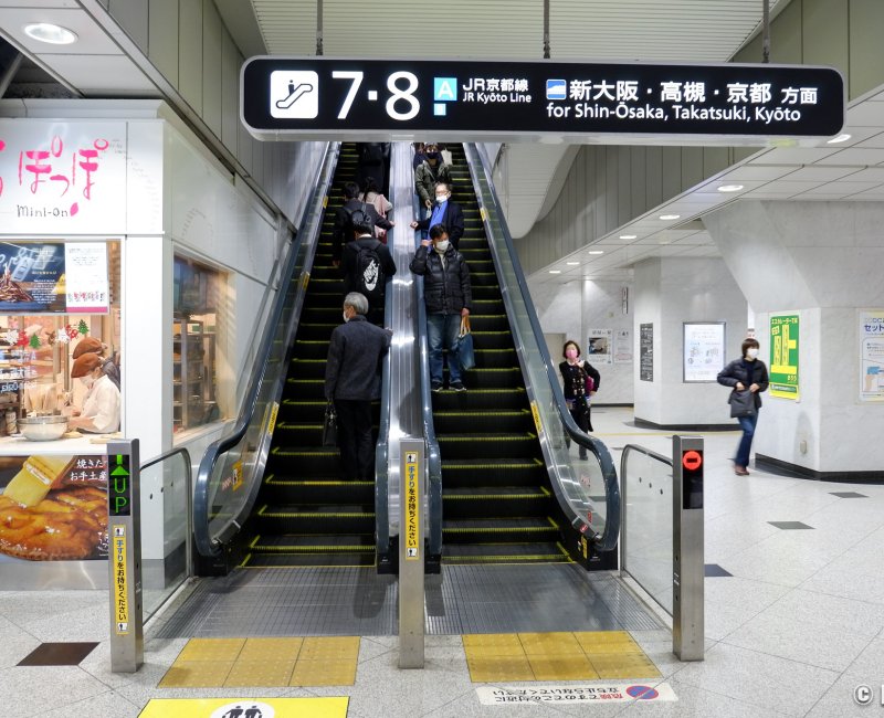 Gare JR d'Osaka, accès au quai du train local JR pour Kyoto