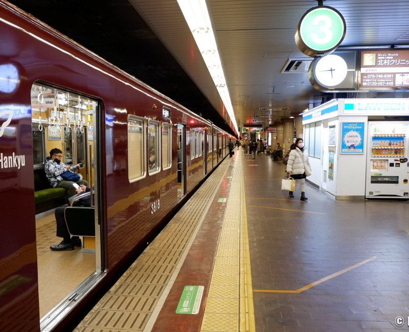 Gare de Kyoto-Kawaramachi, train Hankyu pour Osaka-Umeda à quai