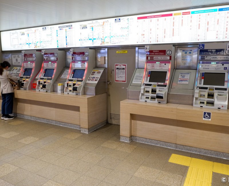 Gare d'Osaka-Umeda, bornes automatiques pour achat ticket de transport ou recharge carte prépayée (Suica)