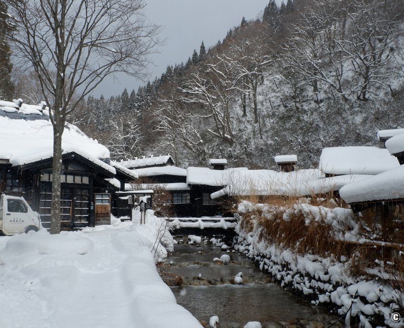 Tsuru-no-yu Onsen (Akita), bâtiments traditionnels avec chambres d'hôtel et accès aux bains 2 Tsuru-no-yu Onsen (Akita), bâtiments traditionnels avec chambres d'hôtel et accès aux bains 2
