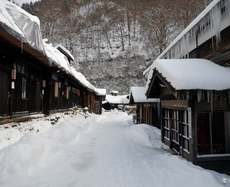 Tsuru-no-yu Onsen (Akita), bâtiments traditionnels avec chambres d'hôtel et accès aux bains Tsuru-no-yu Onsen (Akita), bâtiments traditionnels avec chambres d'hôtel et accès aux bains
