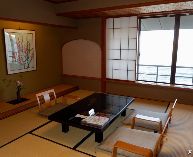 Wakura Onsen, suite traditionnelle sur tatami avec vue mer au ryokan Kagaya